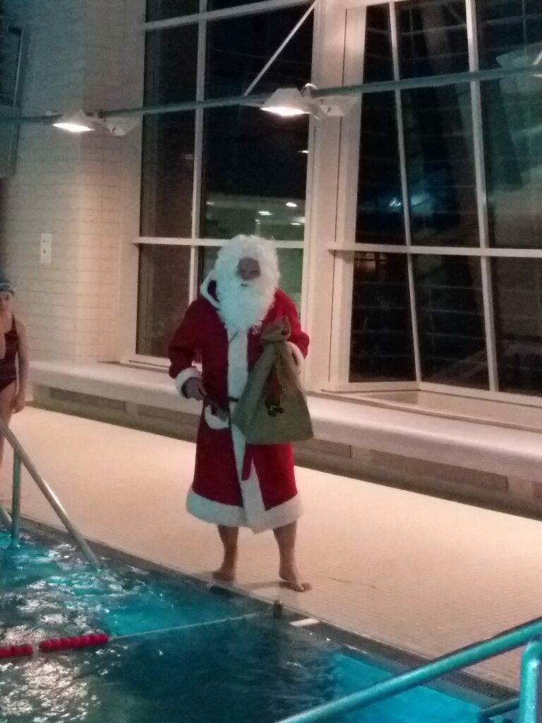 Besuch des Nikolaus während der Schwimmtrainings