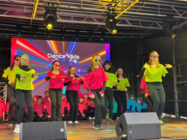 Mega Stimmung, coole Moves und jede Menge Action auf der Krautfestbühne mit den Dance Kids & Crazy Jumpers!